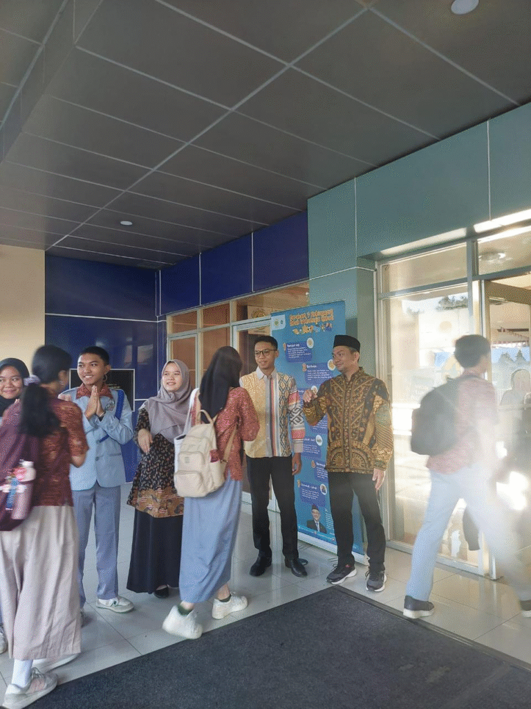 Siswa dan Guru SMA Labschool Cibubur, bersalaman di sekolah, Sekolah Berkarakter