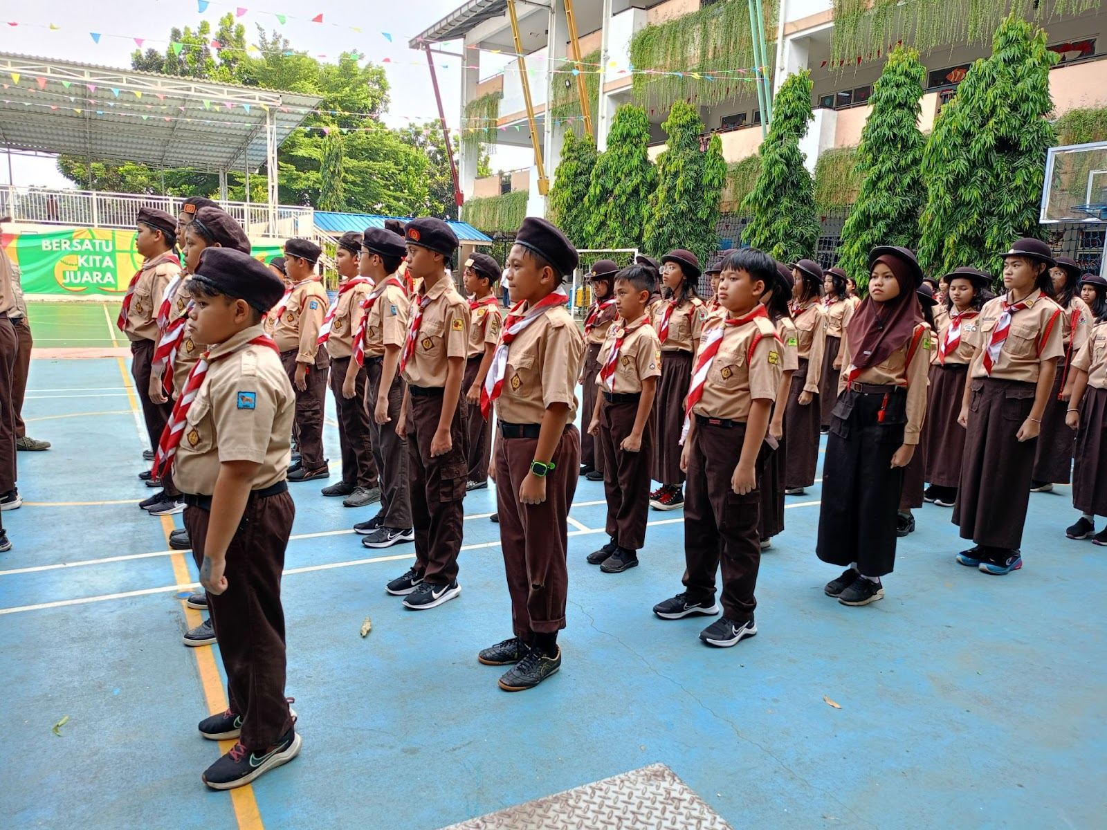 [Siswa SD], [Berlatih Baris Berbaris Pramuka], [Lapangan SD Labschool Cibubur], [Sekolah Aman]