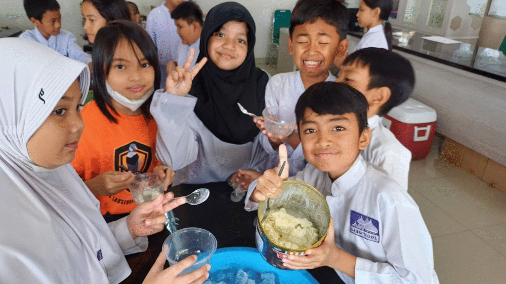 [Siswa SD], [Membuat ES tanpa Kulkas], [Laboratorium SD Labschool Cibubur], [Sekolah Aman]