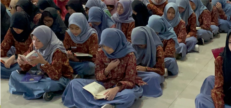Siswa SMA Labschool Cibubur, tadarus Quran, di Aula Prof.Conny Labschool Cibubur, menanamkan keimanan dan ketakwaan, sekolah berkarakter