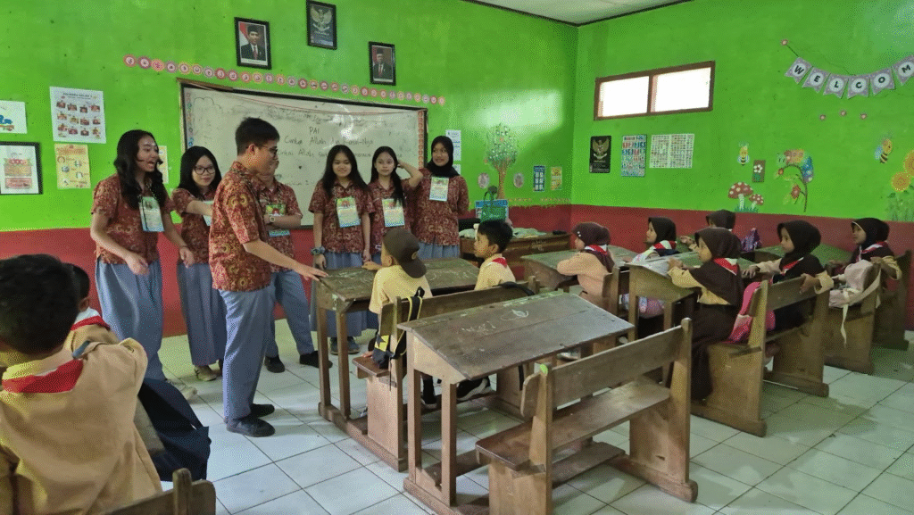 Siswa SMA Labschool Cibubur, Labschool Mengajar, di SDN Cipancar-Subang, bermanfaat bagi masyarakat, sekolah berkarakter