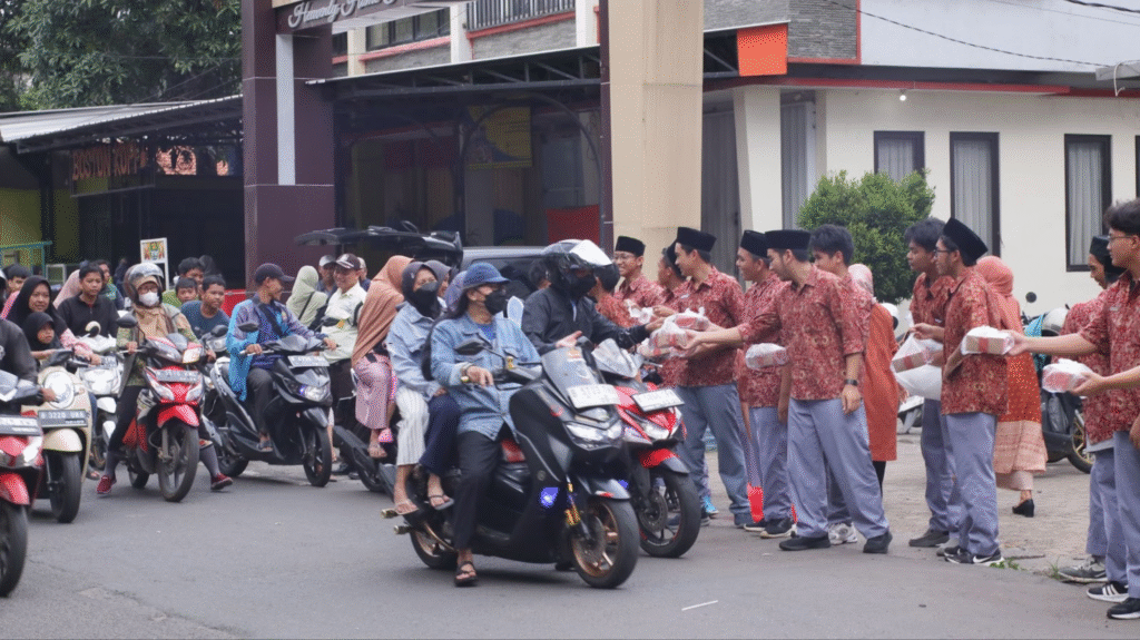 Siswa SMA Labschool Cibubur, berbagi takjil, di lingkungan sekitaran Labschool Cibubur, peduli sesama, sekolah berkarakter