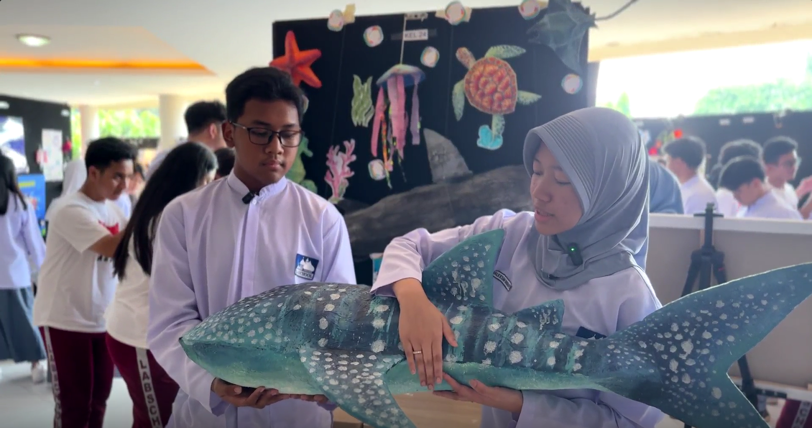 Siswa SMA Labschool Cibubur, selebrasi hasil karya eco art, di SMA Labschool Cibubur, cinta alam dan peduli lingkungan, sekolah berkarakter