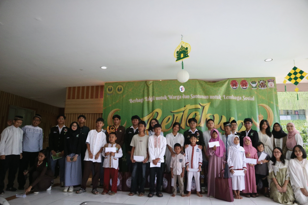 Siswa SMA Labschool Cibubur, berbagi santunan untuk lembaga sosial, di Labschool Cibubur, peduli sesama, sekolah berkarakter