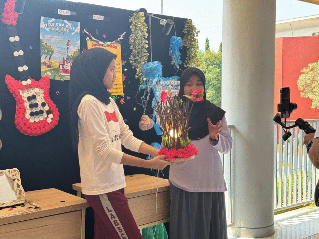 Siswa SMA Labschool Cibubur, selebrasi hasil karya eco art, di SMA Labschool Cibubur, cinta alam dan peduli lingkungan, sekolah berkarakter
