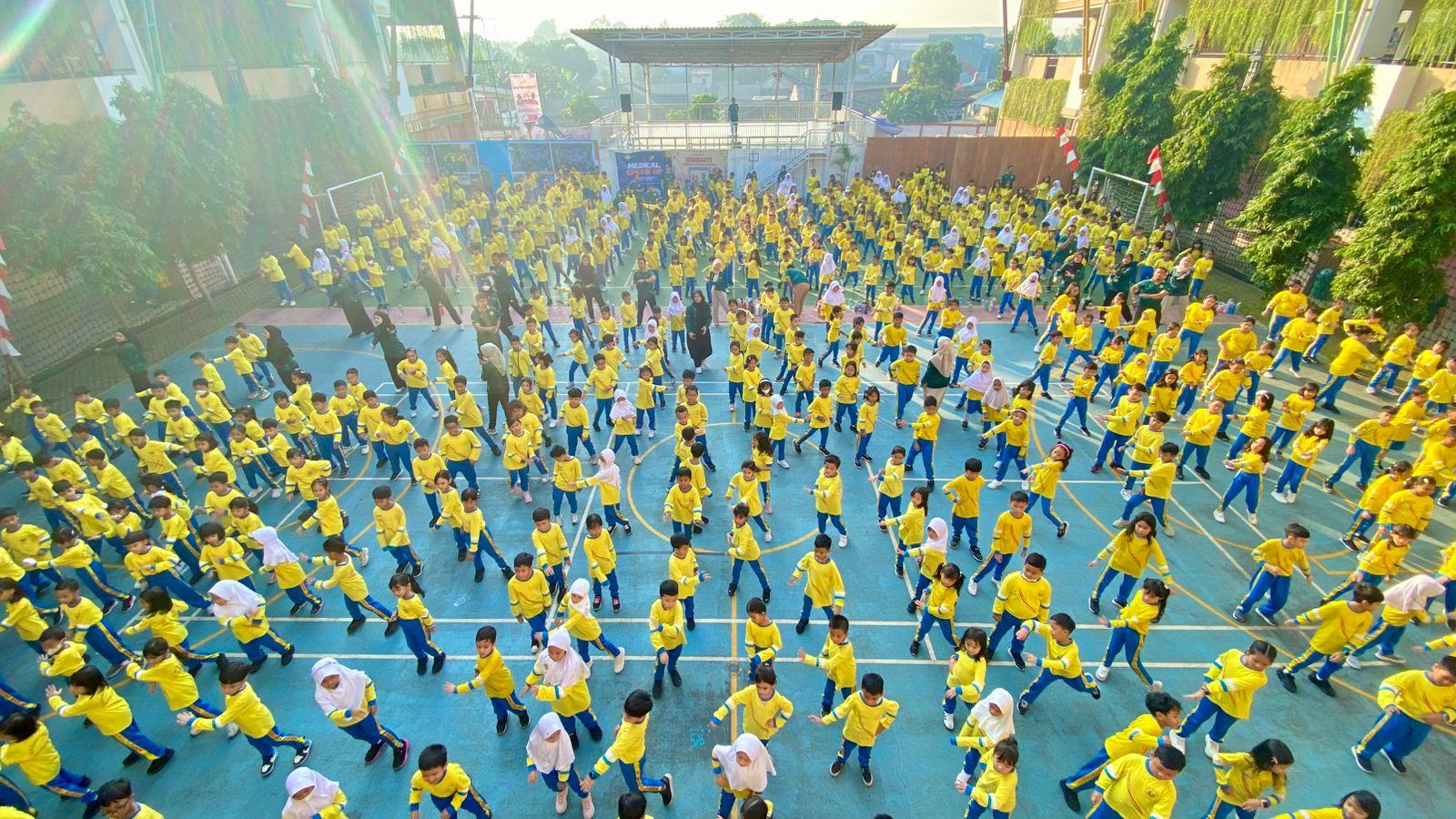Guru dan murid SD Labschool Cibubur, Gerakan Labschool Berolahraga, SD Labschool Cibubur, Sekolah Sehat