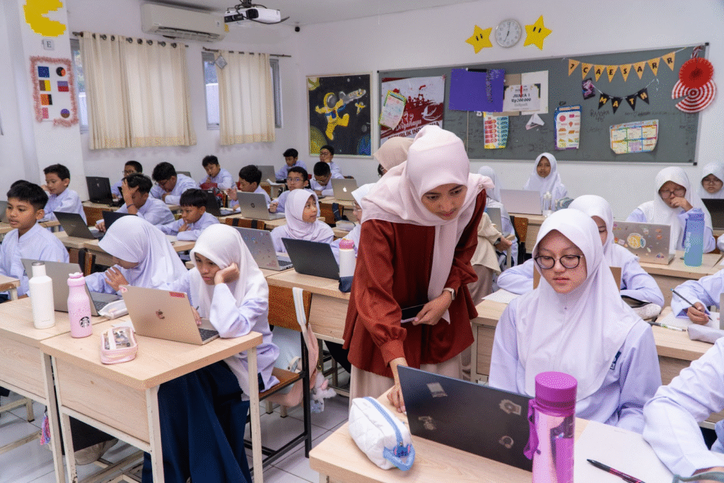 Siswa Melaksanakan Pembelajaran di SMP Labschool Cibubur