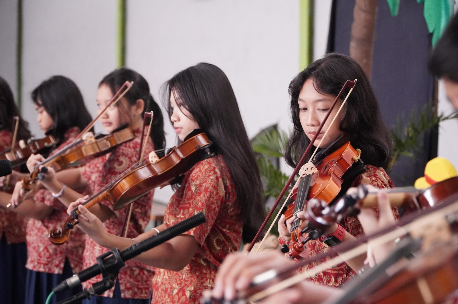 Siswa SMP Labschool Cibubur, Menampilkan Bermain Musik Biola pada acara LASER, di SMP Labschool Cibubur, Sekolah Unggul