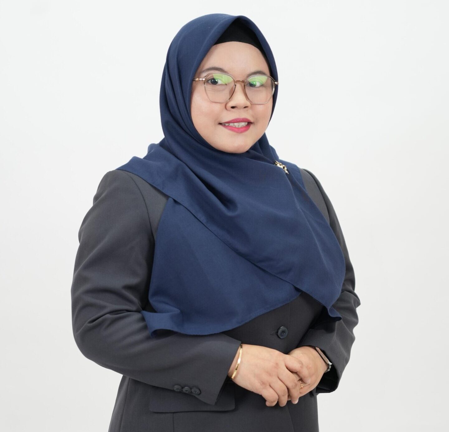 Eti Novianti Hayi, S.Pd., Gr.
