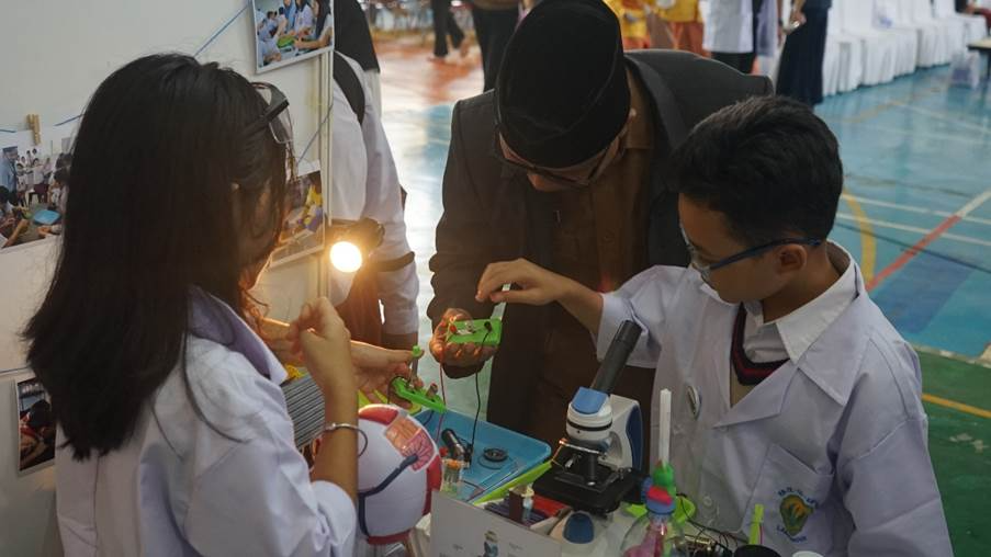 [Siswa SD bersama Tamu Undangan], [Sesi Diskusi], [Booth Labs Science Hall Labschool Cibubur], [STEAM Expo]