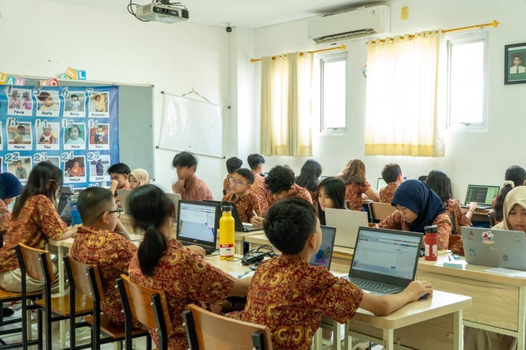 Siswa, Melaksanakan SHBS, SMP Labschool Cibubur, Sekolah Karakter