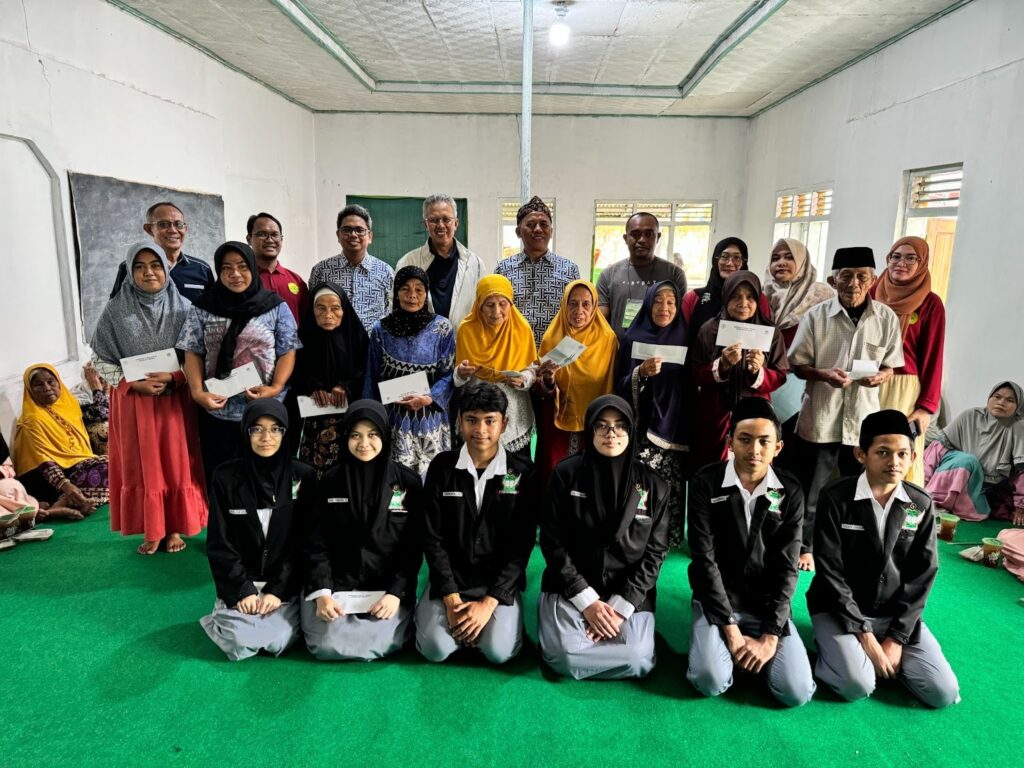 Siswa SMA Labschool Cibubur, berbagi santunan, di desa Cipancar, meningkatkan kepedulian dan empati, sekolah karakter