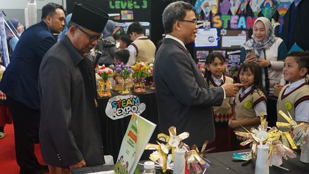 Siswa SD dan Tamu Undangan, Menjelaskan Vas Bunga Ajaib, Hall Labschool Cibubur, STEAM Expo