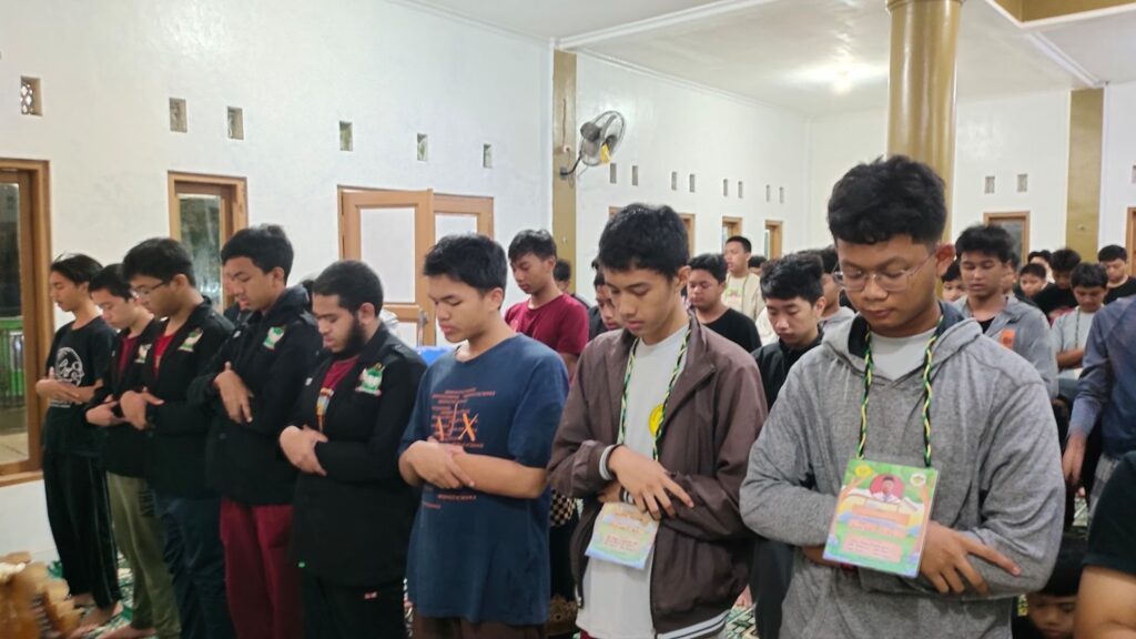 Siswa SMA Labschool Cibubur, sholat berjamaah, di desa Cipancar, meningkatkan keimanan dan ketakwaan, sekolah karakter