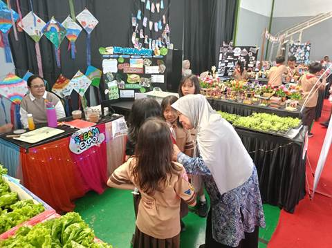 Siswa SD bersama Tamu Undangan, Menjelaskan Planthood Sandwich, Hall Labschool Cibubur, STEAM Expo