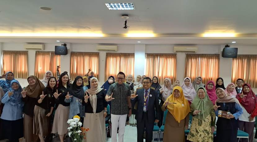 Dr. Dirgantara dan Guru TK-SD, ]Foto Bersama Setelah Seminar Pendekatan Deep Learning, Aula Dewi Sartika, STEAM Expo