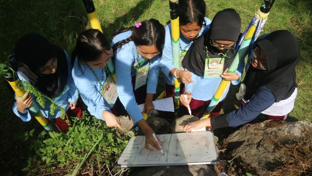 Siswa SMA Labschool Cibubur, penjelajahan, di desa Cipancar, menumbuhkan jiwa petualang, keberanian, dan cinta alam, sekolah karakter