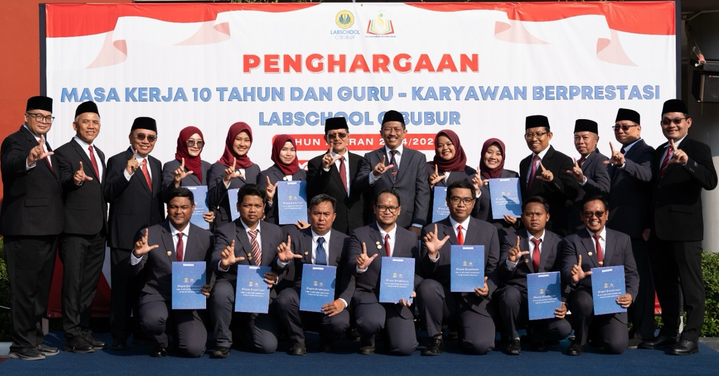 Pimpinan Sekolah, Guru, dan Karyawan Berprestasi; Penghargaan Guru dan Karyawan Berprestasi; Lapangan Upacara Labschool Cibubur; Sekolah Berkarakter.