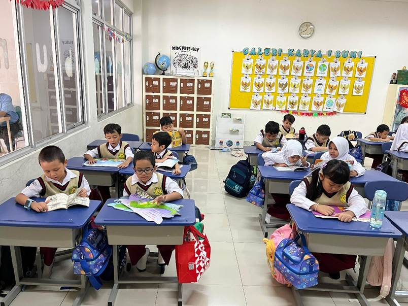 Siswa SD Labschool Cibubur, Membaca Buku, di dalam Kelas SD Labschool Cibubur, Sekolah Literasi