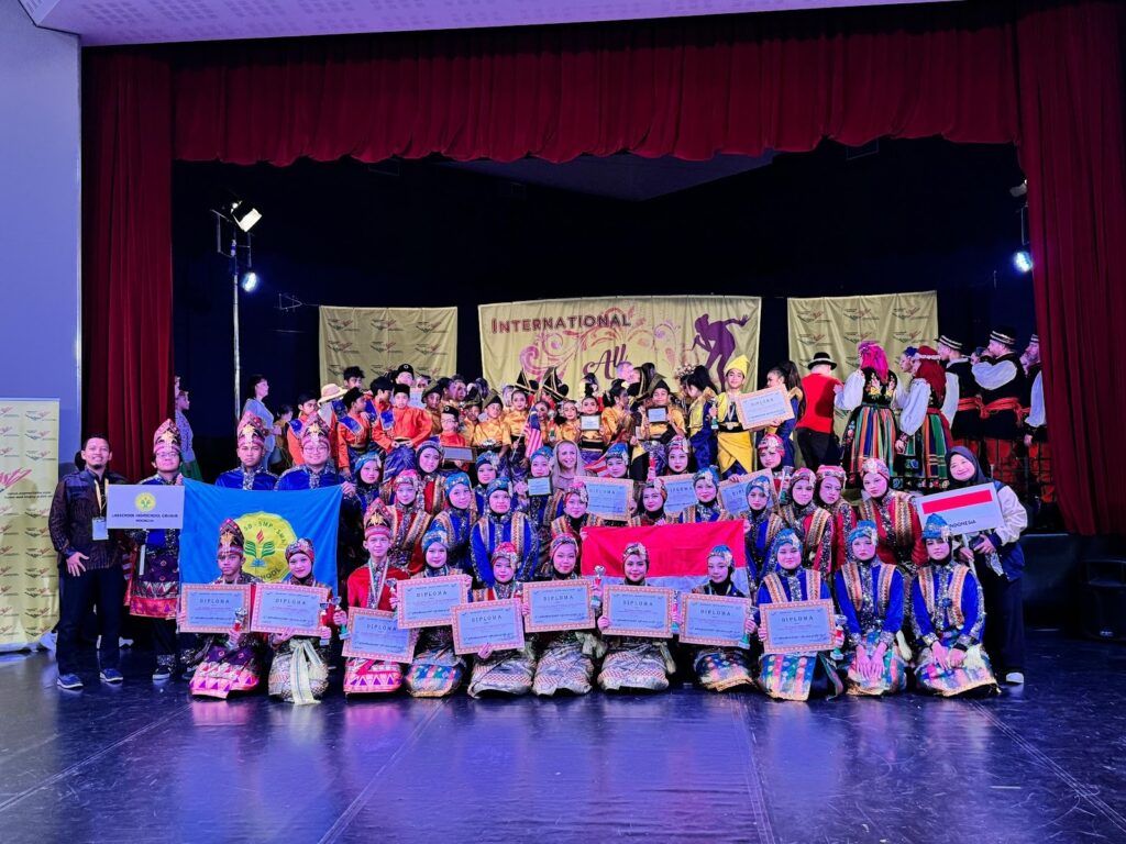Siswa dan Guru SMA Labschool Cibubur, Kegiatan Internasional Folklore, Itali, SMA Labschool Cibubur, Sekolah Juara