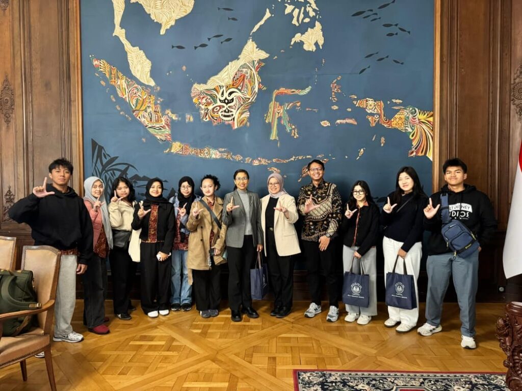 Siswa dan Guru SMA Labschool Cibubur, Visite de France, France Track, KBRI di Prancis, Sekolah Juara