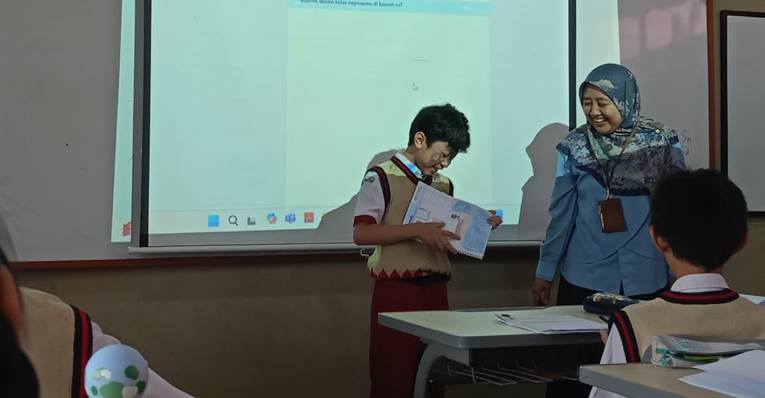 Siswa dan Guru SD, Siswa Presentasi Pengalaman di Kelas, Kelas di SD Labschool Cibubur, Sekolah Literasi