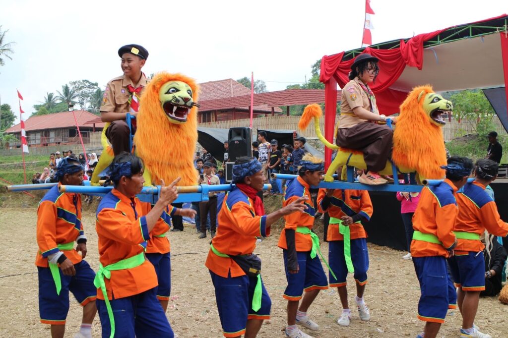 Siswa SMA Labschool Cibubur, pertunjukan sisingaan, di desa Cipancar, mengajarkan empati, keramahan, dan nilai kekeluargaan, sekolah karakter