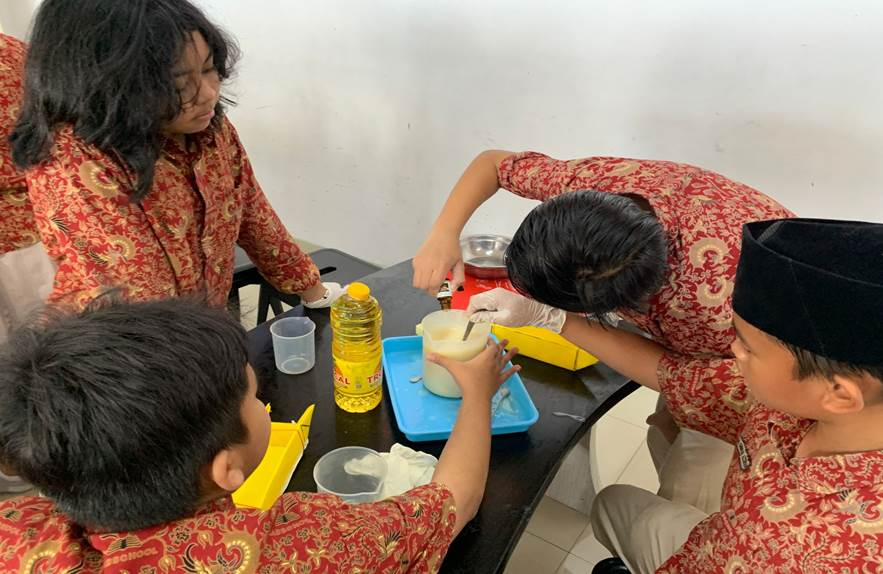 [Siswa Kelas 6], [Eksperimen], [Laboratorium], [Pembelajaran STEAM], [Sabun Empati]