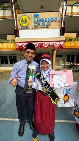 Siswa dan Kepala Sekolah SD, Penghargaan Duta Baca, Lapangan SD Labschool Cibubur, Sekolah Literasi