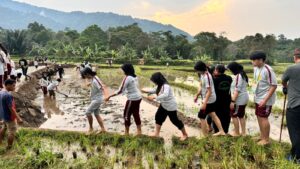 Sekolah Juara, SMA Labschool Cibubur, Siswa Juara, Trip Observasi, Pembelajaran Karakter