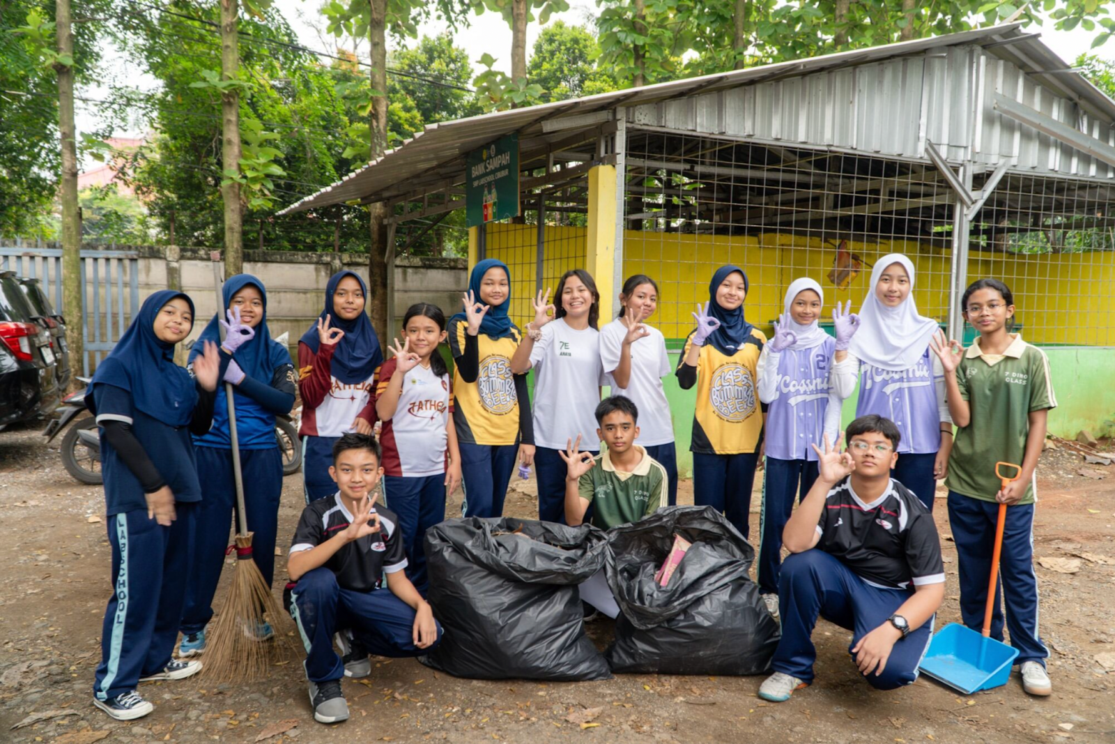 siswa SMP Labschool Cibubur, World Cleanup Day, siswa Labschool Cibubur, Kepedulian Lingkungan