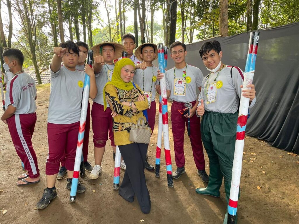siswa dan guru Trip Observasi, SMA Labschool CIbubur, Sekolah Juara