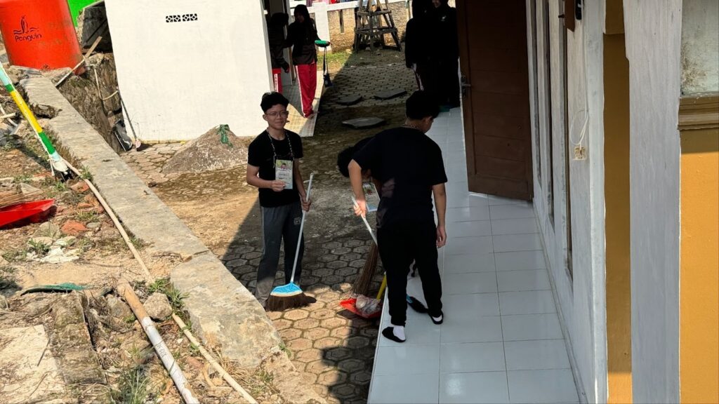 Siswa SMA Labschool Cibubur, membersihkan lingkungan desa, di desa Cipancar, gotong royong dan solidaritas, sekolah karakter