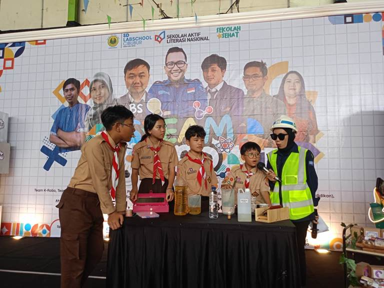 [Siswa SD], [Science Show Sabun Empati], [Hall Labschool Cibubur], [STEAM Expo]