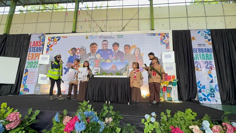[Siswa SD bersama Guru], [Science Show Magic Filter], [Hall Labschool Cibubur], [STEAM Expo]