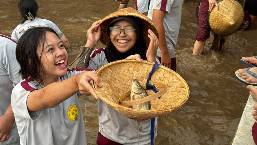 Siswa SMA Labschool Cibubur, peduli kehidupan desa, di desa Cipancar, melatih kemandirian, sekolah karakter