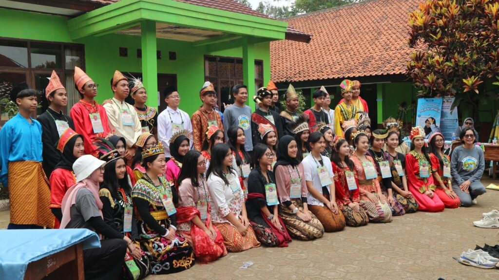 Siswa SMA Labschool Cibubur, lintas budaya, di desa Cipancar, menumbuhkan toleransi dan penghargaan terhadap keberagaman, sekolah karakter