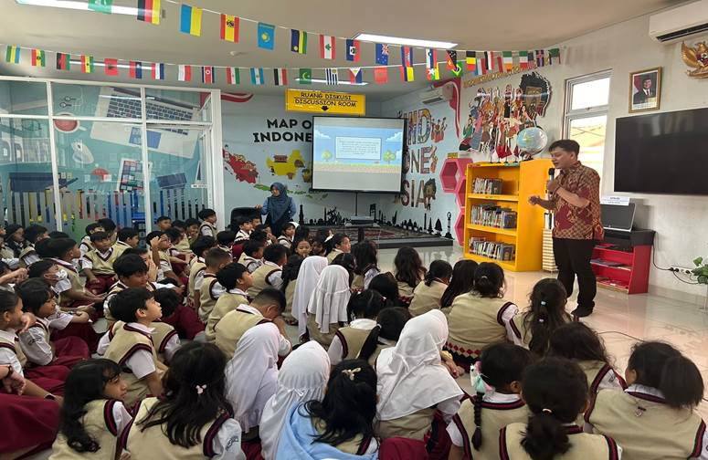 Kak Alfian, S.Si, Presentasi tentang Robotika untuk Dunia, Aula SD Labschool Cibubur, STEAM Expo