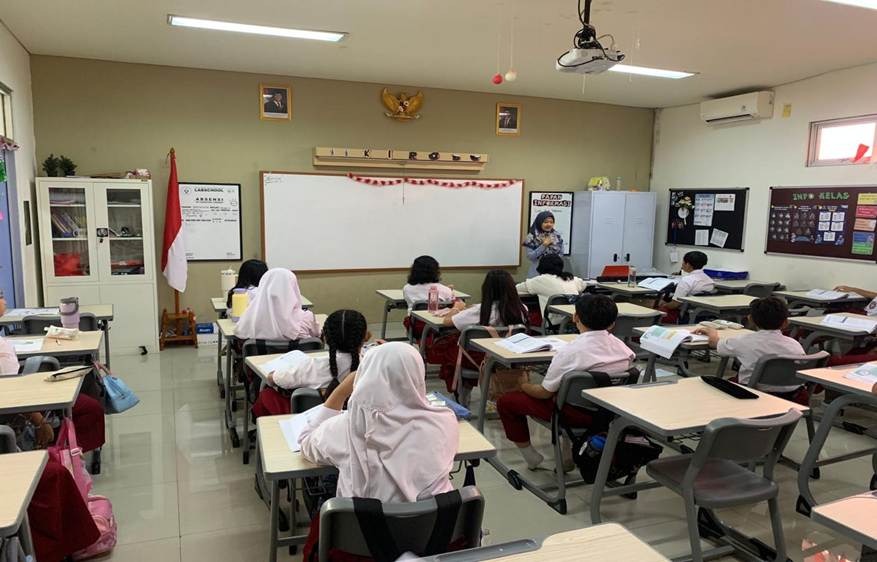 [Siswa dan Guru SD], [Kegiatan Superfit Mapel B.Indonesia], [Kelas di SD Labschool Cibubur], [Sekolah Juara]