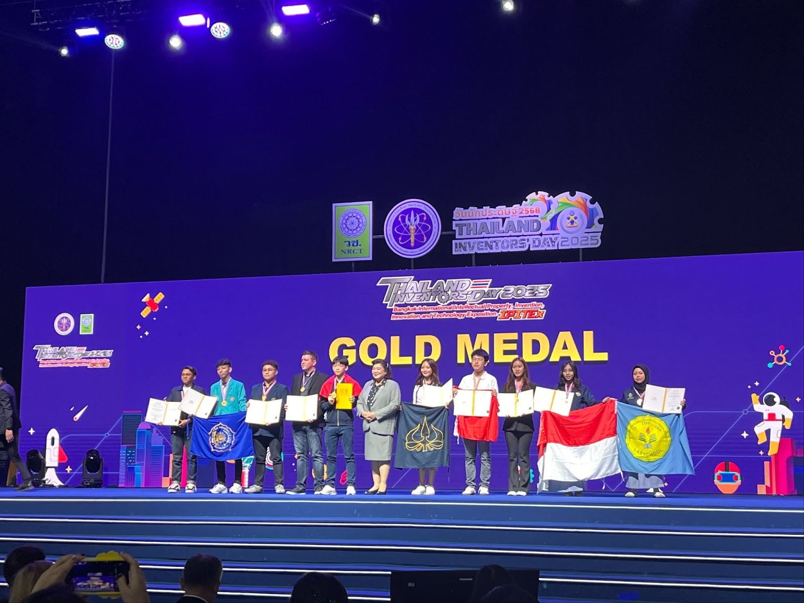 Siswa SMA Labschool Cibubur, juara invention penelitian ajang Thailand Inventors’ Day, di Bangkok Thailand, berpikir kritis dan kreatif, sekolah juara