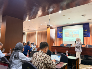 Workshop Humas dan IT Labschool UNJ Bogor: Prof. Totok Bintoro (Pembicara) menyampaikan materi kebijakan di depan peserta.