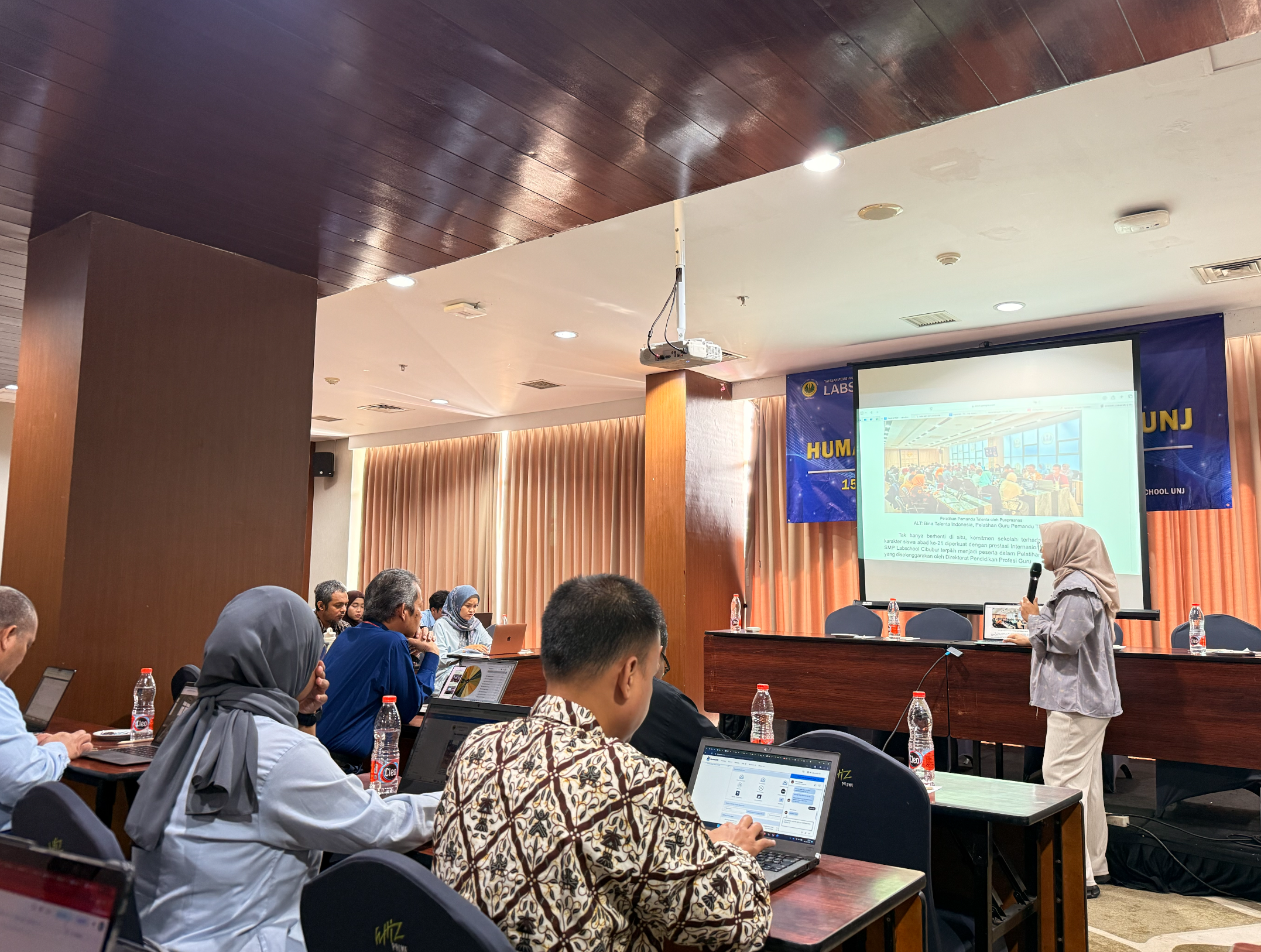Workshop Humas dan IT Labschool UNJ Bogor: Prof. Totok Bintoro (Pembicara) menyampaikan materi kebijakan di depan peserta.