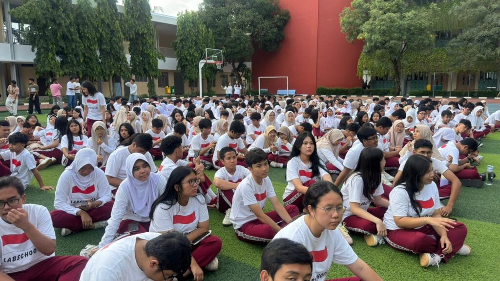 Siswa Kelas 10 SMA Labschool Cibubur, Peringatan Hari Guru 2025, Sekolah Juara
