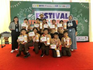 Siswa dan Guru SD], [Penghargaan Peserta Pameran Karya di Festival Literasi Numerasi], [Lapangan SD Labschool Cibubur], [Sekolah Literasi]