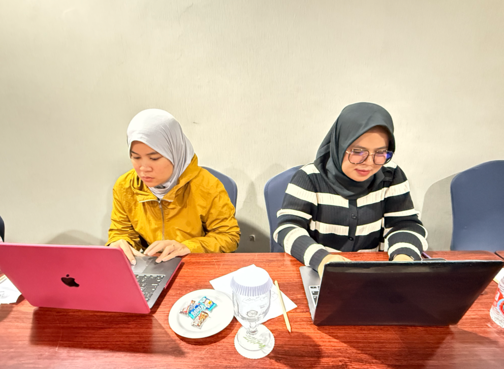 Tim Humas dan IT Labschool UNJ sedang menerapkan materi penulisan konten website dan SEO sederhana dalam Workshop Penguatan Humas dan IT Onelabs di Whizz Prime Hotel Bogor