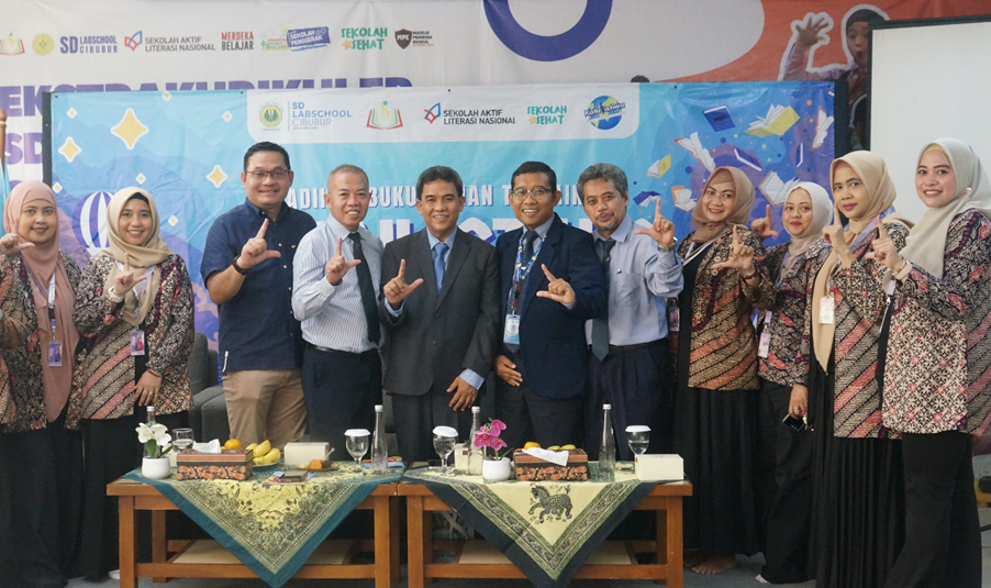 Bunda POMG & Pimpinan SD Labschool Cibubur, Penutupan Katulistiwa, Aula Lantai 1 SD Labschool Cibubur, Sekolah Literasi