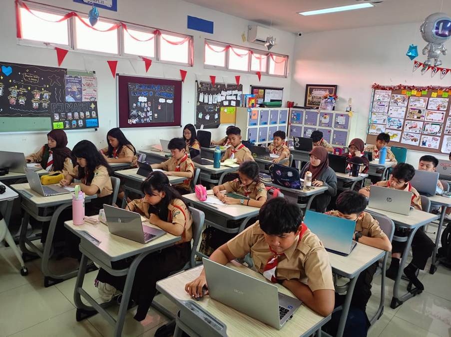 Siswa SD Labschool Cibubur, Mengisi Formulir Katulistiwa, Ruang Kelas SD Labschool Cibubur, Sekolah Literasi