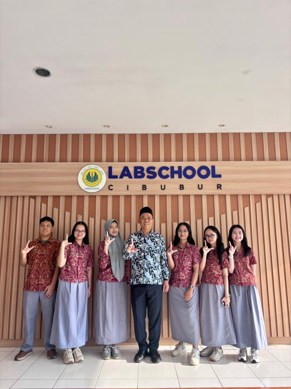 siswa dan Kepala Sekolah, Juara Lomba Cerdas Cermat Bahasa Prancis, Universitas Indonesia, SMA Labschool Cibubur, France Track, Sekolah Juara
