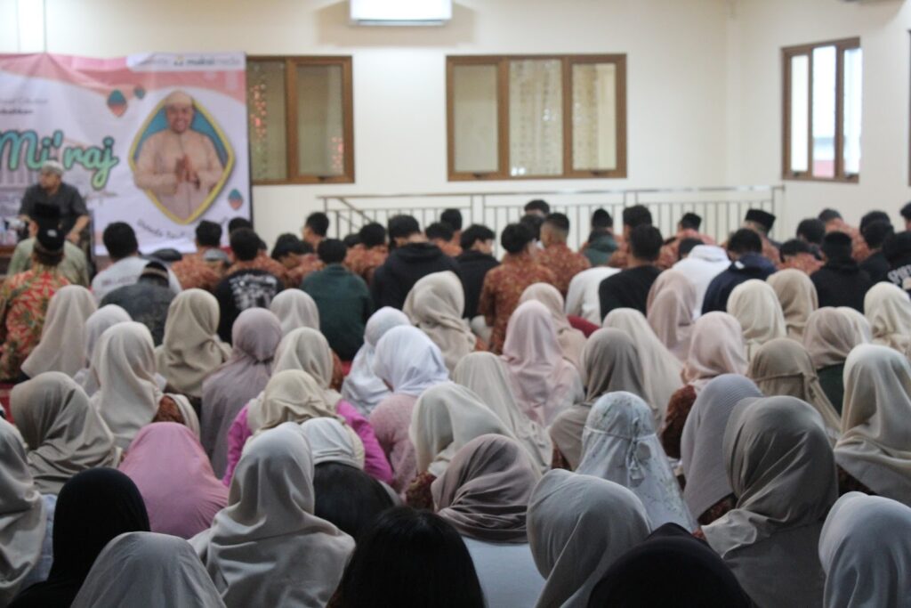 Sambutan ketua acara siswa SMA Labschool Cibubur, kegiatan Isra’ Mi’raj, Sekolah Juara