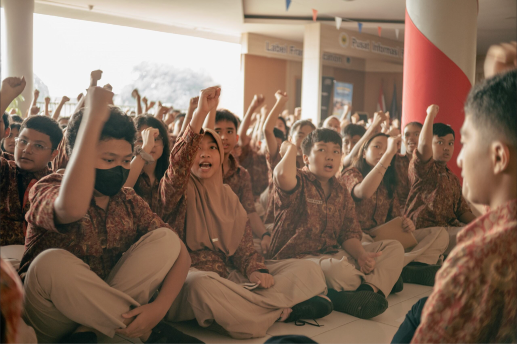 Siswa SMP Labschool Cibubur, Briefing Sebelum Ujian, Plaza Lantai 1, Sekolah Karakter